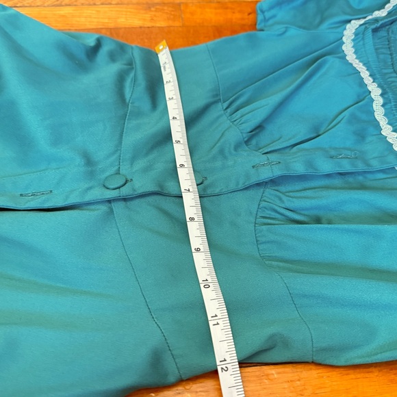 Chic Green Midi Dress with White Accents - Picture 8 of 8